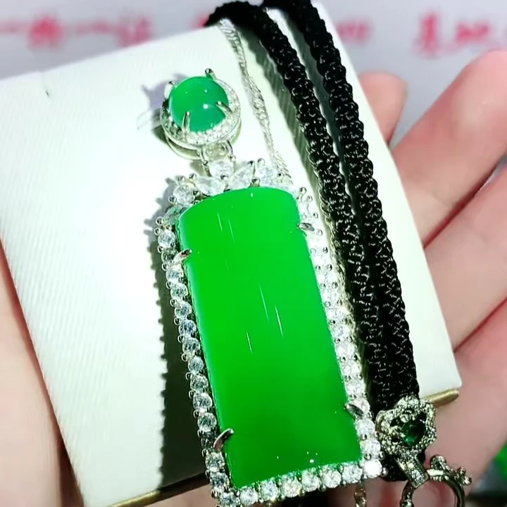 【小女王珠宝】天然绿玉髓满绿满钻无事牌吊坠白银色底托（赠链）