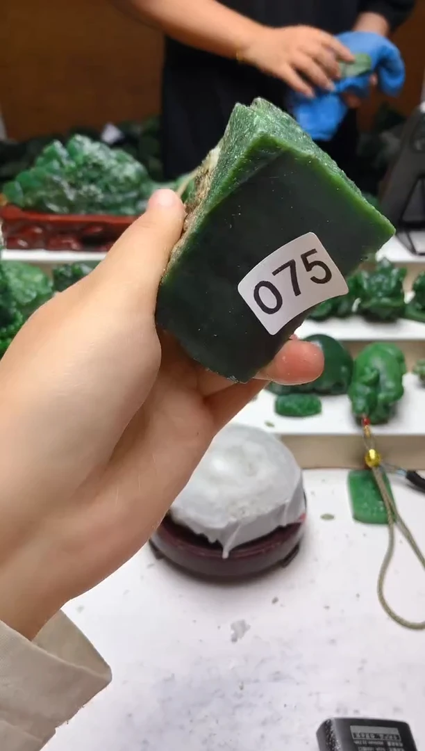 未镶嵌和田玉（碧玉）珠宝半成品1