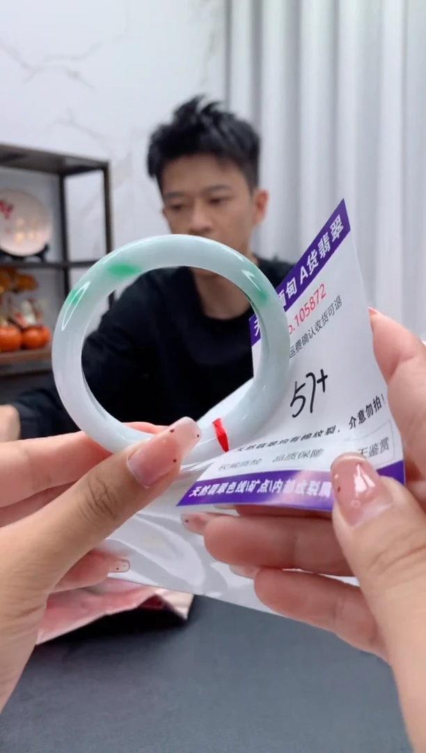 未镶嵌手镯翡翠有纹，完美者勿拍