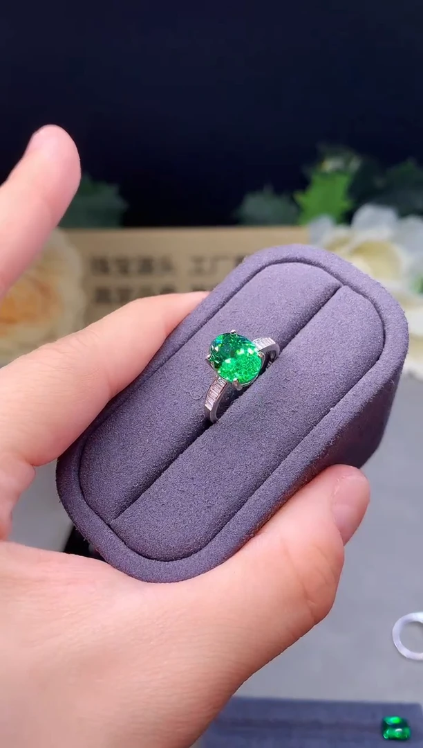 银S925镶嵌戒指石榴石（沙弗莱）8888