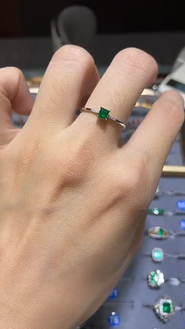 18K金镶嵌戒指祖母绿