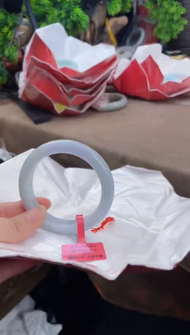 翡翠手镯未镶嵌翡翠手镯