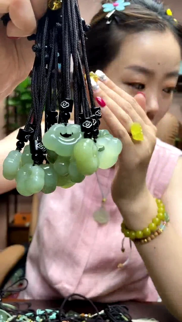 岫玉未镶嵌吊坠多样性发货发其中之一