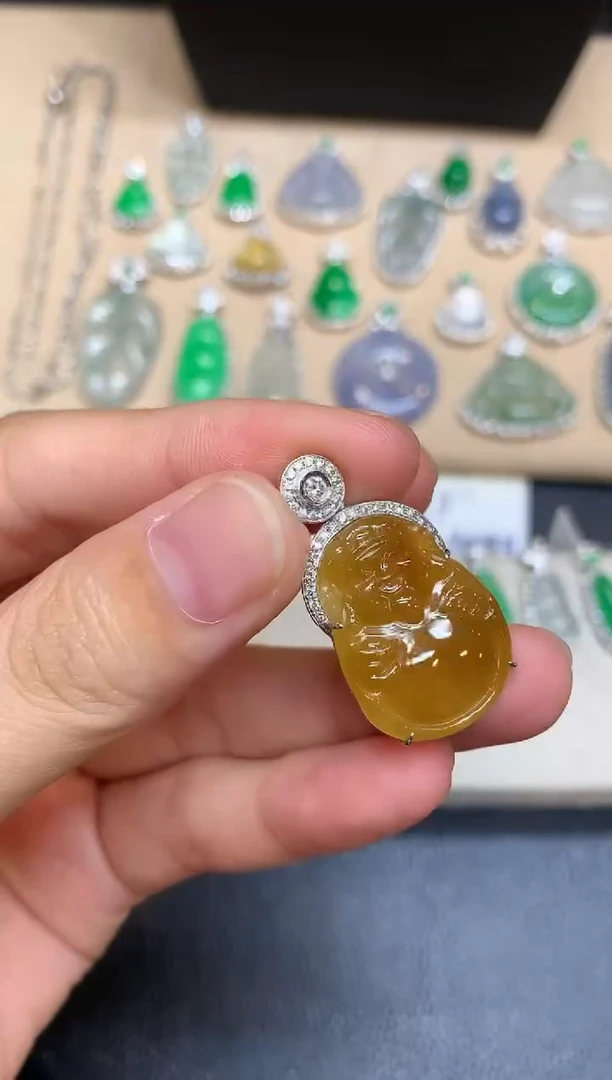 颈饰18K金镶嵌翡翠财神【无服务费【48小时鉴赏期】