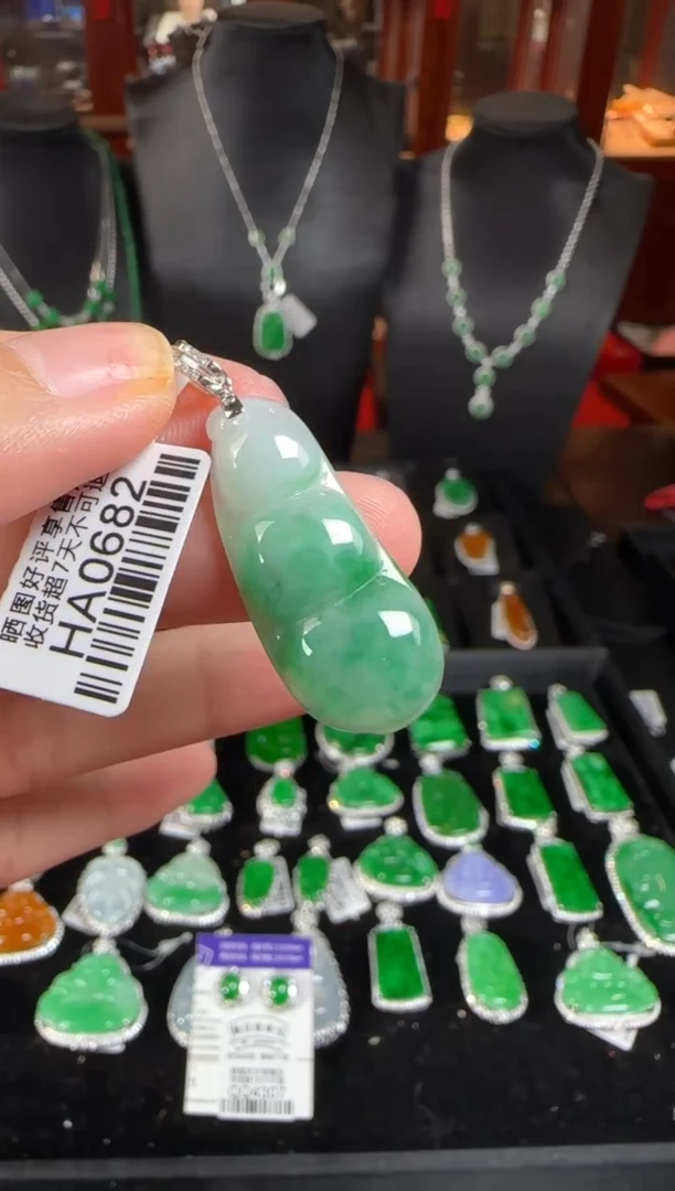 颈饰18K金镶嵌翡翠HA0682富贵豆