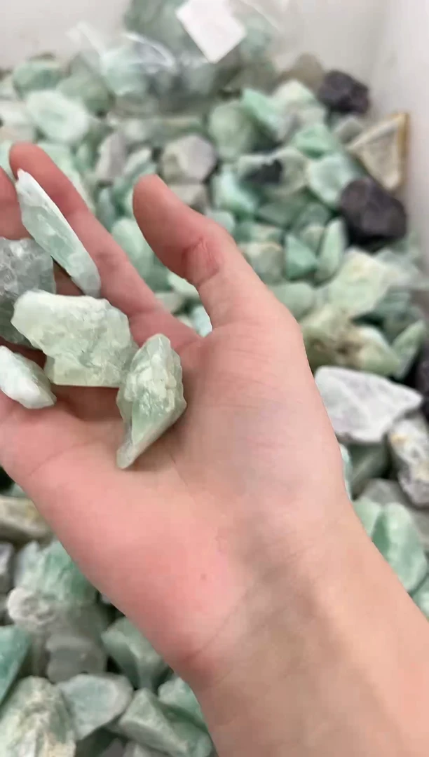 未镶嵌珠宝奇石萤石C1153 约350g 多样性发一件