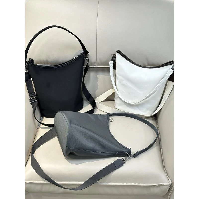 【八妹】8199（21*16*26）百搭净版纯色休闲女士水桶包