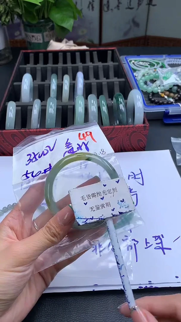 未镶嵌定制翡翠逢**?毛货需精细抛光多样性发一手镯+4000元49