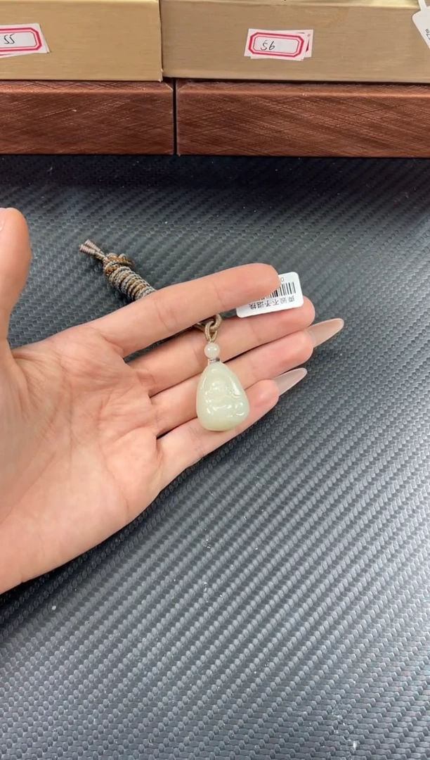吊坠(赠链)未镶嵌和田玉且末迪克兰一细微色差吊坠