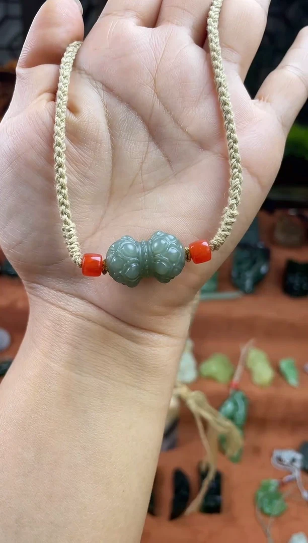 颈饰未镶嵌和田玉新疆且末蓝并蒂莲带证书