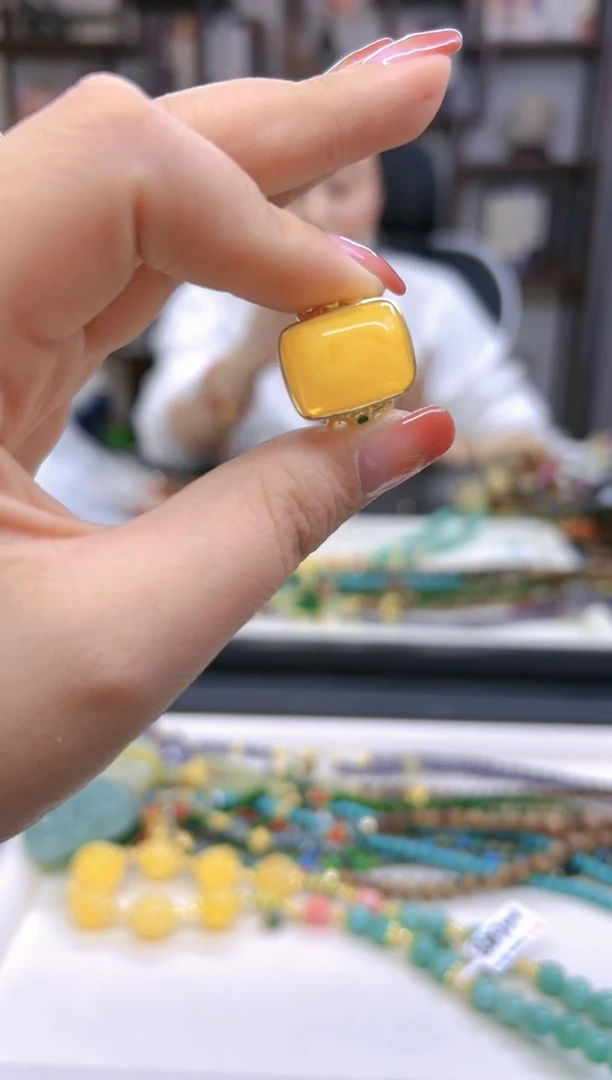 【闪购商品】蜜蜡戒指银S925镀金镶嵌J97