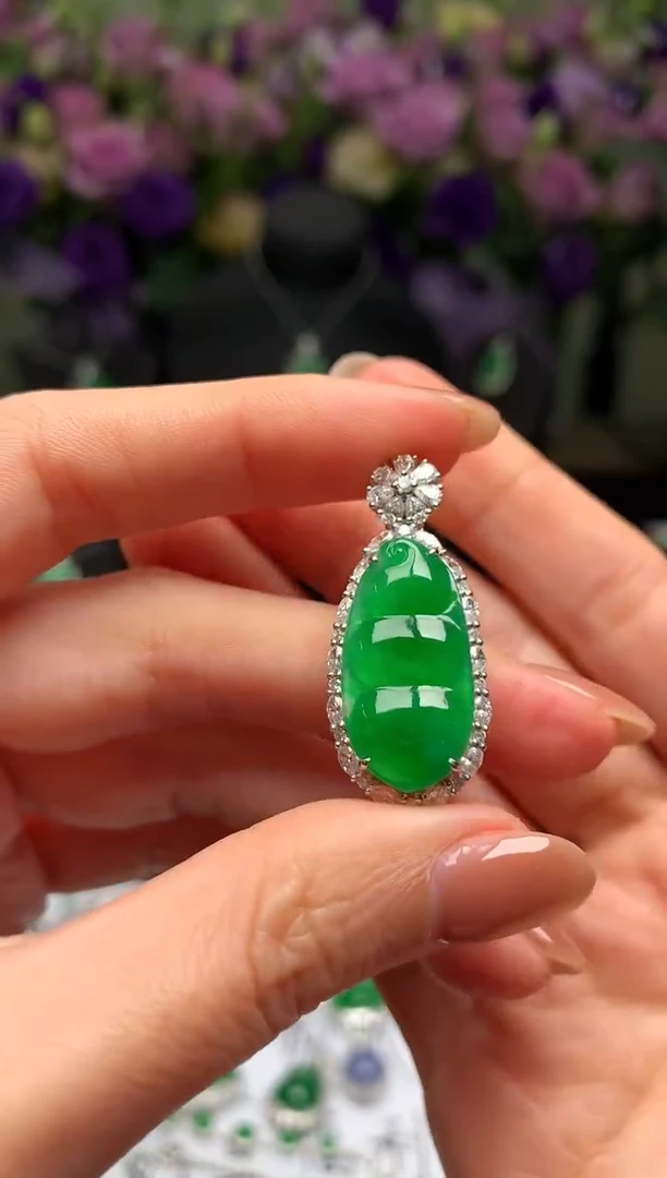 颈饰18K金镶嵌翡翠福豆