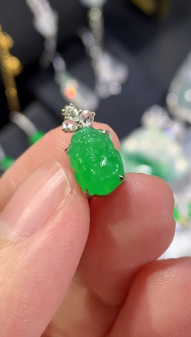 颈饰18K金镶嵌翡翠绿貔貅