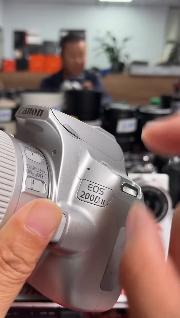准新品200D二代银色+18-55镜头
