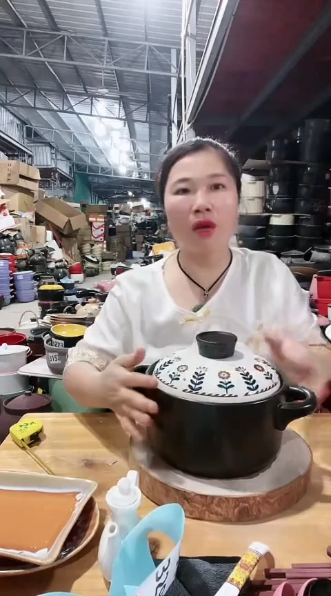 2182瑕疵黑锅带盖。。