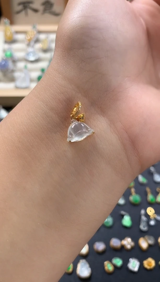 颈饰18K金镶嵌翡翠莲蓬