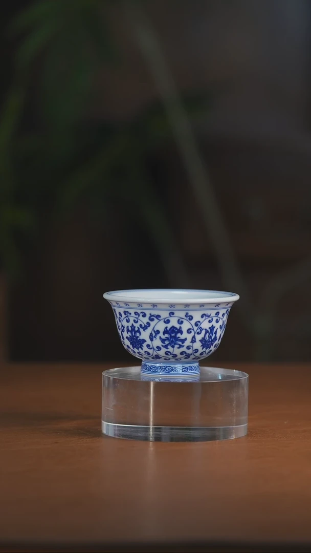 青花缠枝莲压手杯