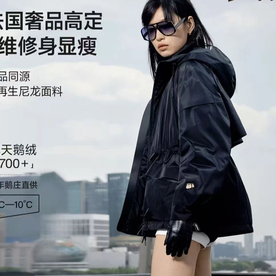 轻壳5.0鹅绒服新款户外短款羽绒服女2025年黑色收腰保暖羽绒外套