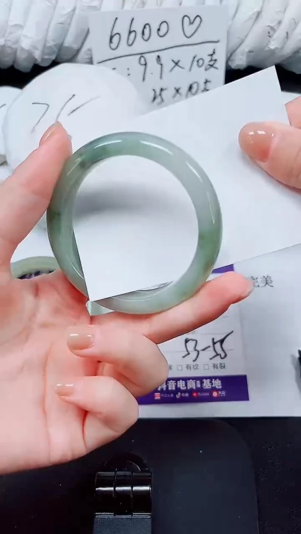 未镶嵌手镯石英质玉70-54