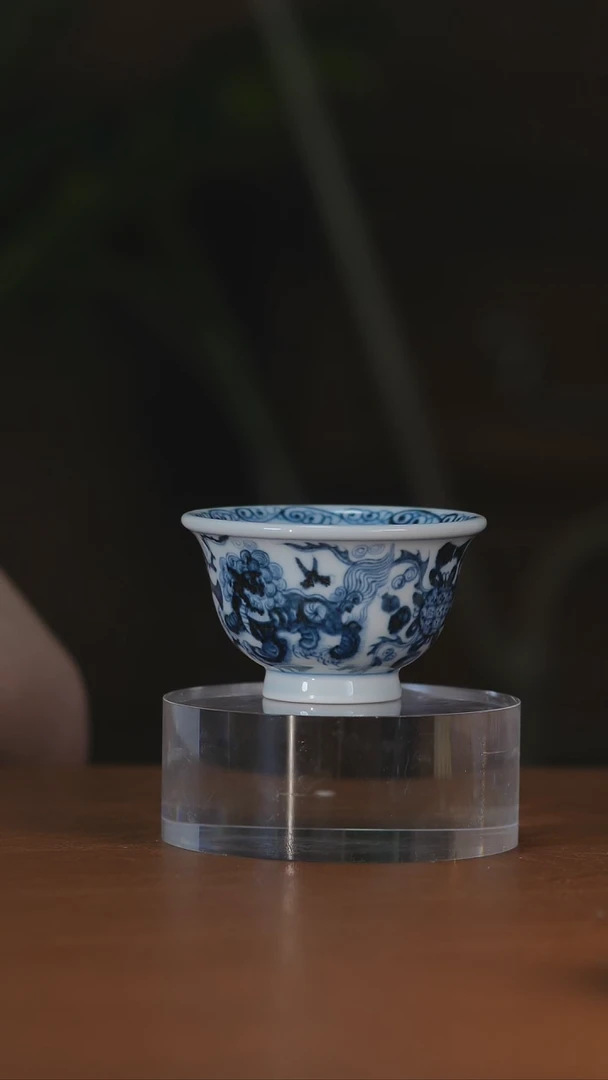 元青花双狮压手杯