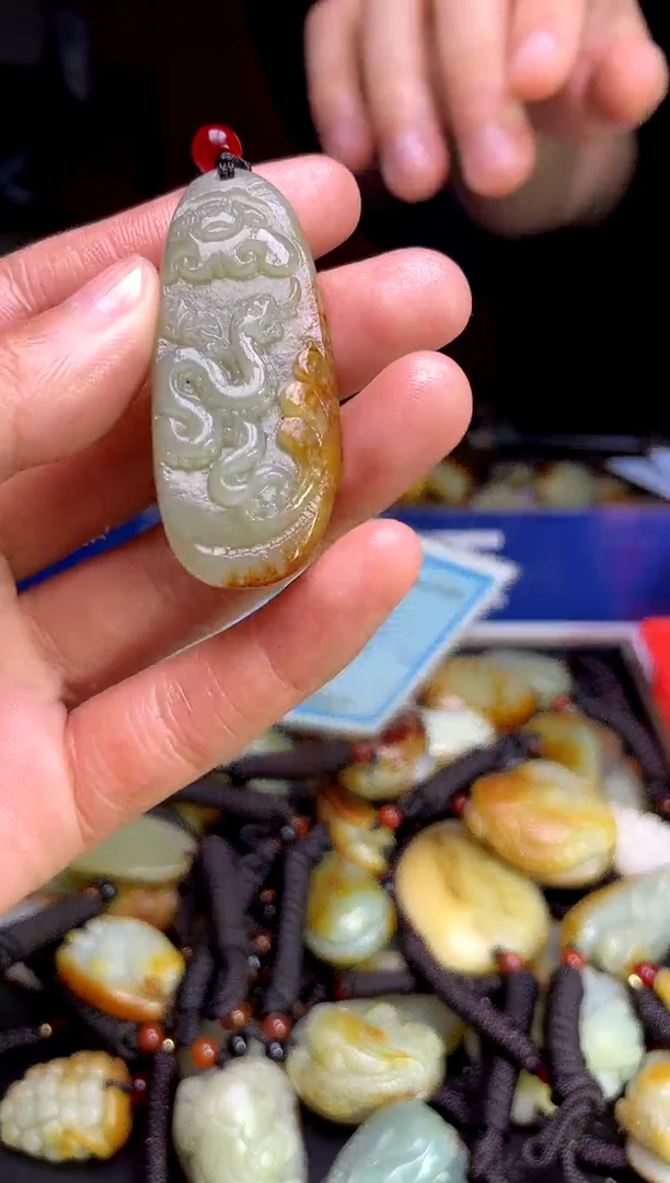 和田玉未镶嵌颈饰1