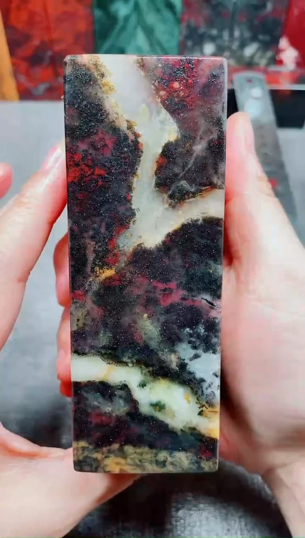 玉桂林鸡血玉石素章4.3*4..黑红白1