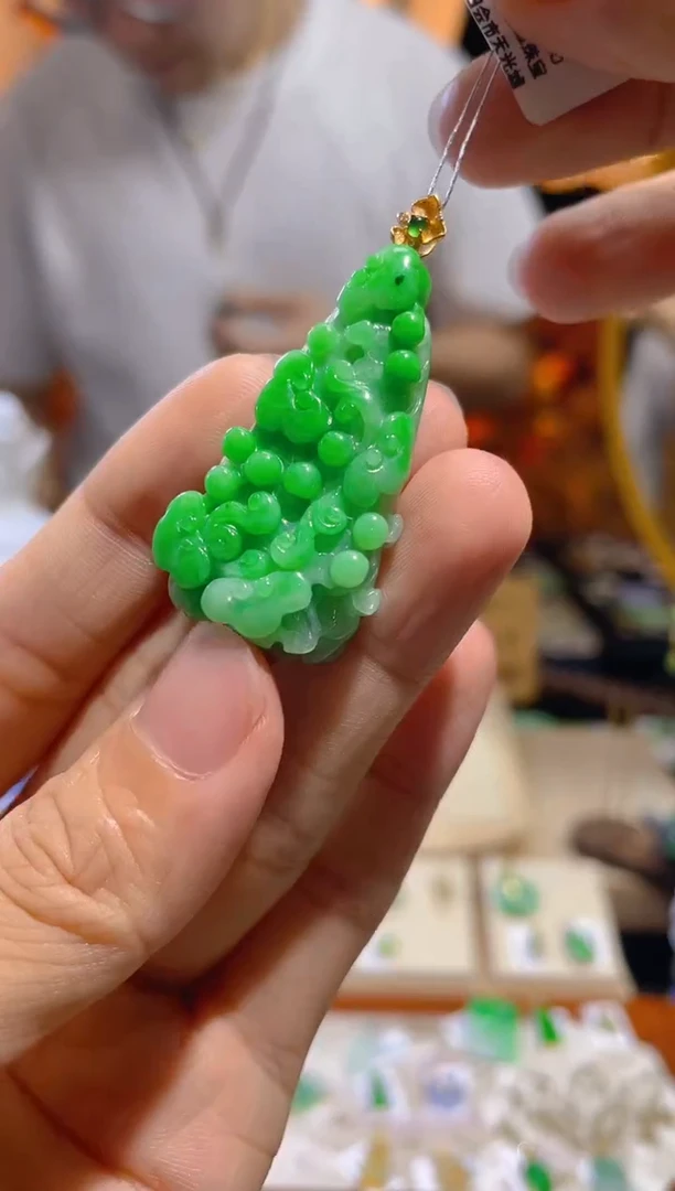 翡翠18K金镶嵌颈饰白菜