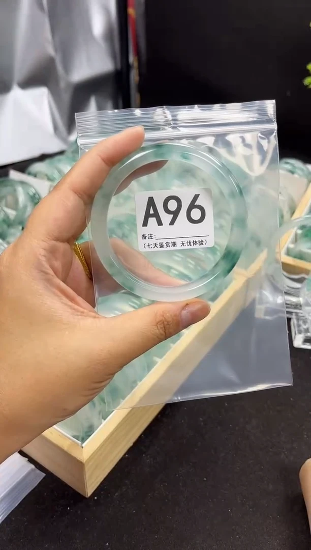 【闪购商品】石英岩玉手镯未镶嵌A96