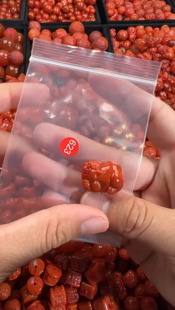 南红玛瑙未镶嵌颈饰1