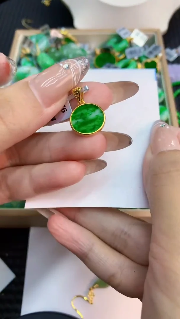 翡翠未镶嵌颈饰1