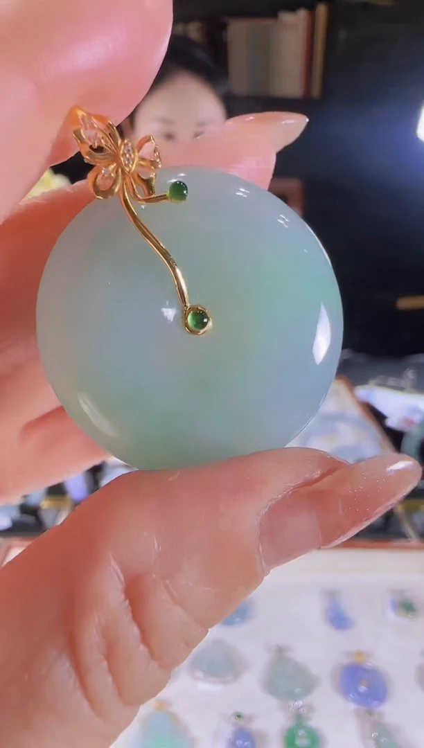 【闪购商品】翡翠吊坠(不含链)18K金镶嵌晴底飘绿平安扣