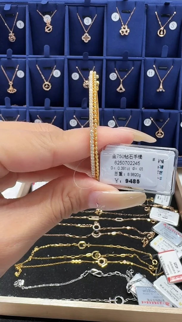 18K金镶嵌手镯钻石手镯