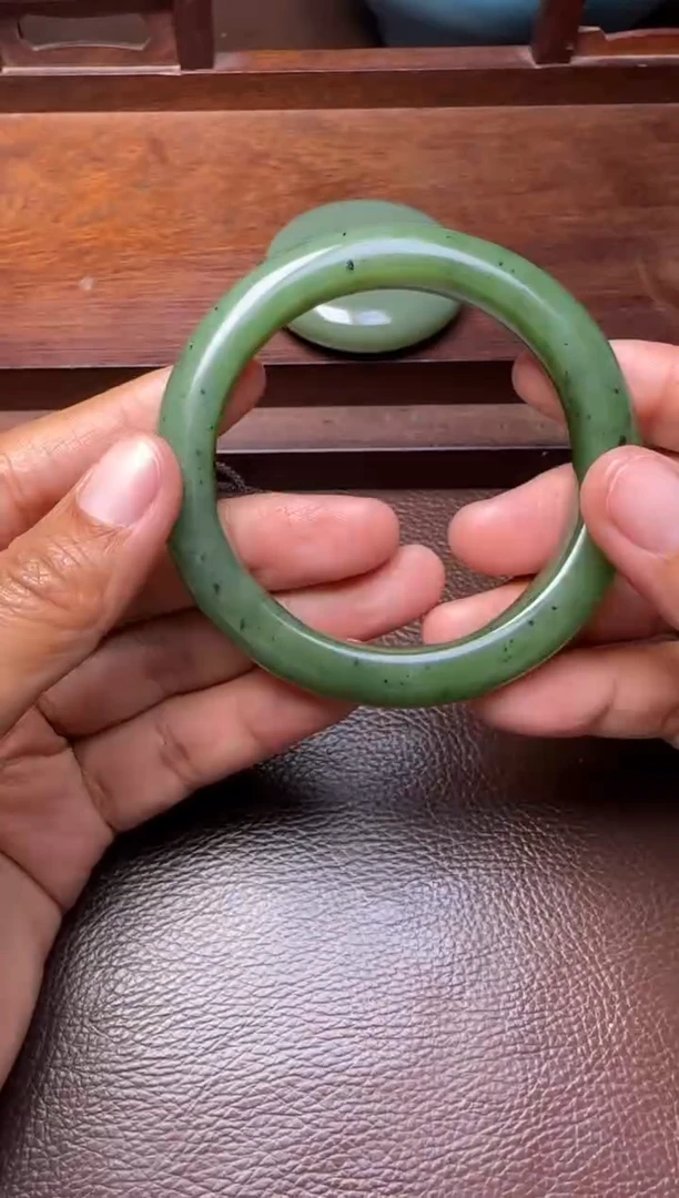 未镶嵌和田玉挂件和田玉手镯