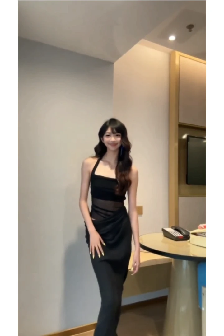 纯欲性感拼接网纱挂脖镂空褶皱长裙修身显瘦设计感露背连衣裙女