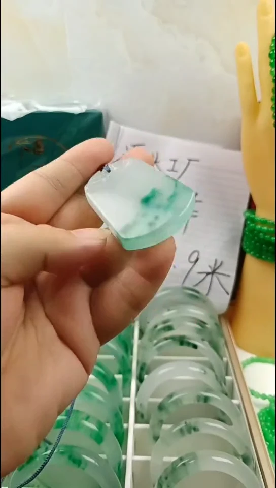 未镶嵌颈饰玛瑙/玉髓无事牌