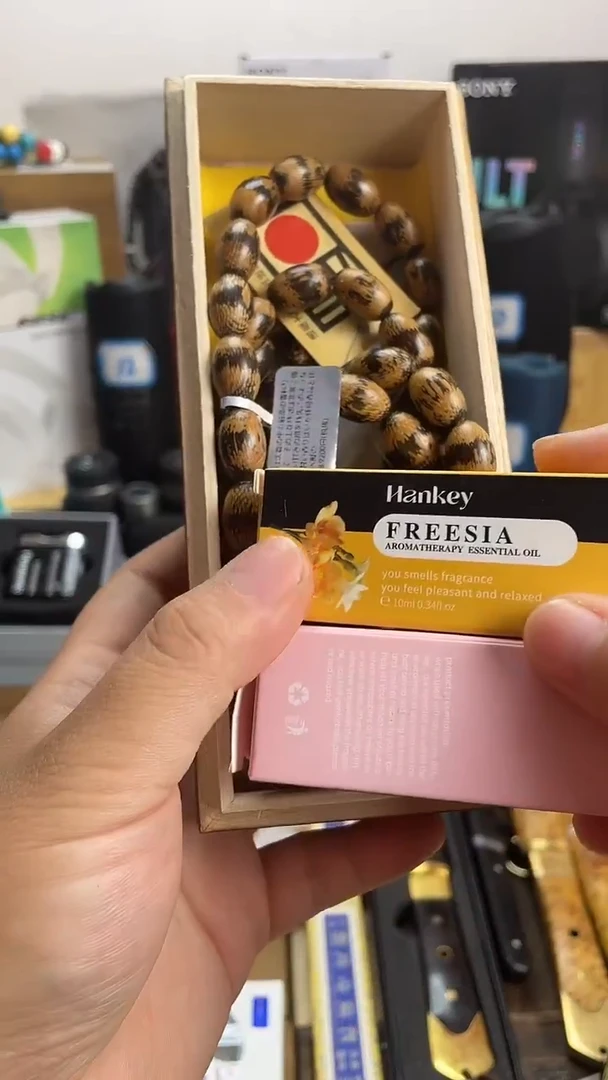 瓷片张***看闪购商品 如图所示