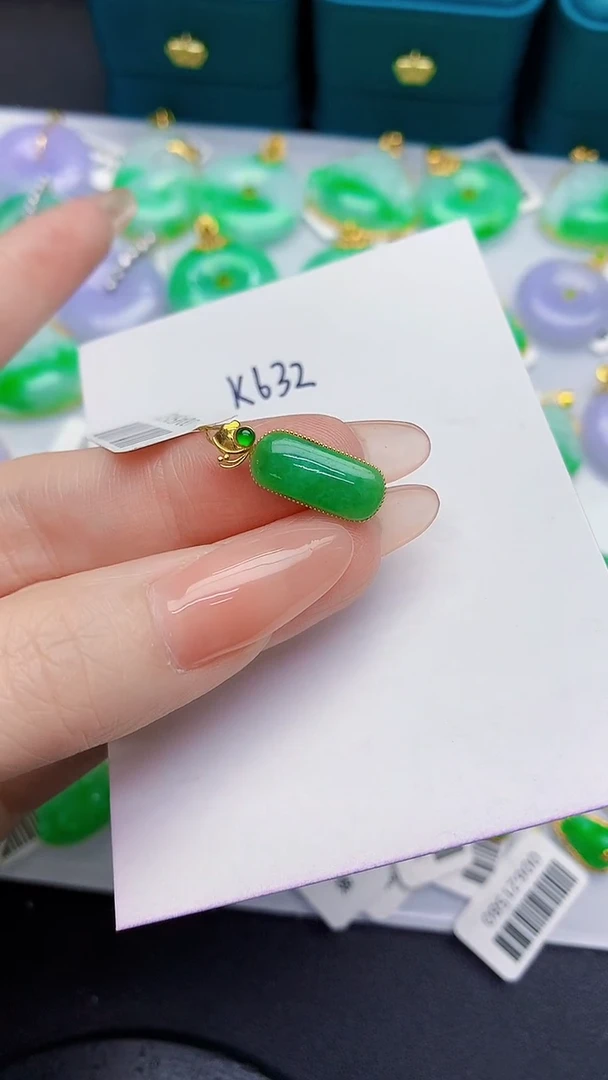 颈饰18K金镶嵌翡翠缅甸天然翡翠A货