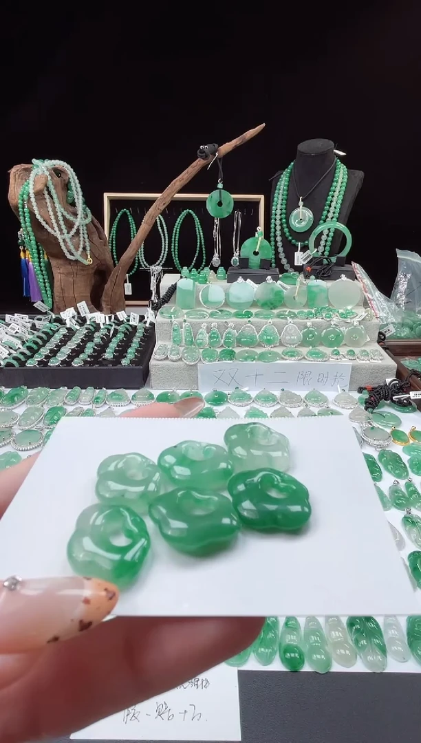 吊坠(赠链)未镶嵌石英质玉（非洲翠）12.300祥云锁