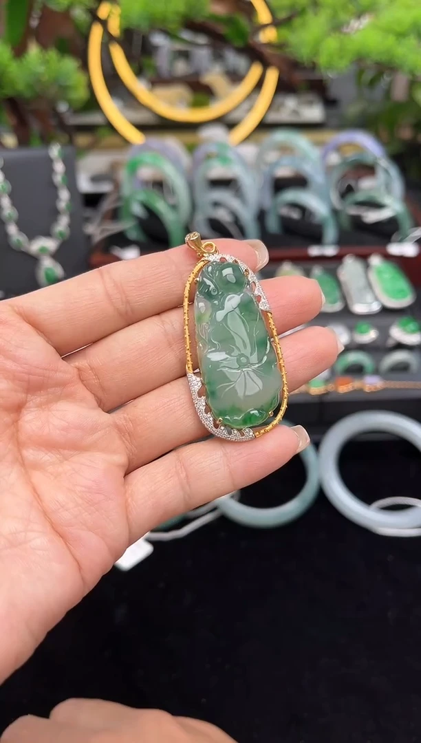 颈饰18K金镶嵌翡翠吊坠