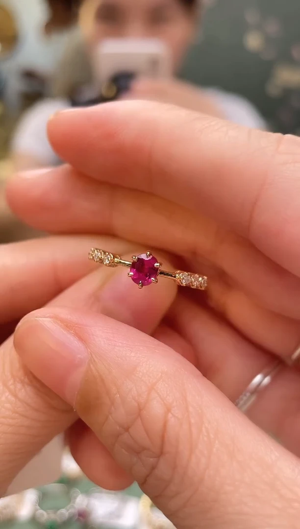 18K金镶嵌戒指红宝石主石：0.58ct