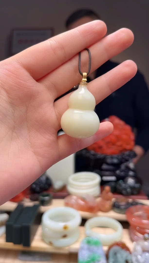 颈饰未镶嵌和田玉吊坠