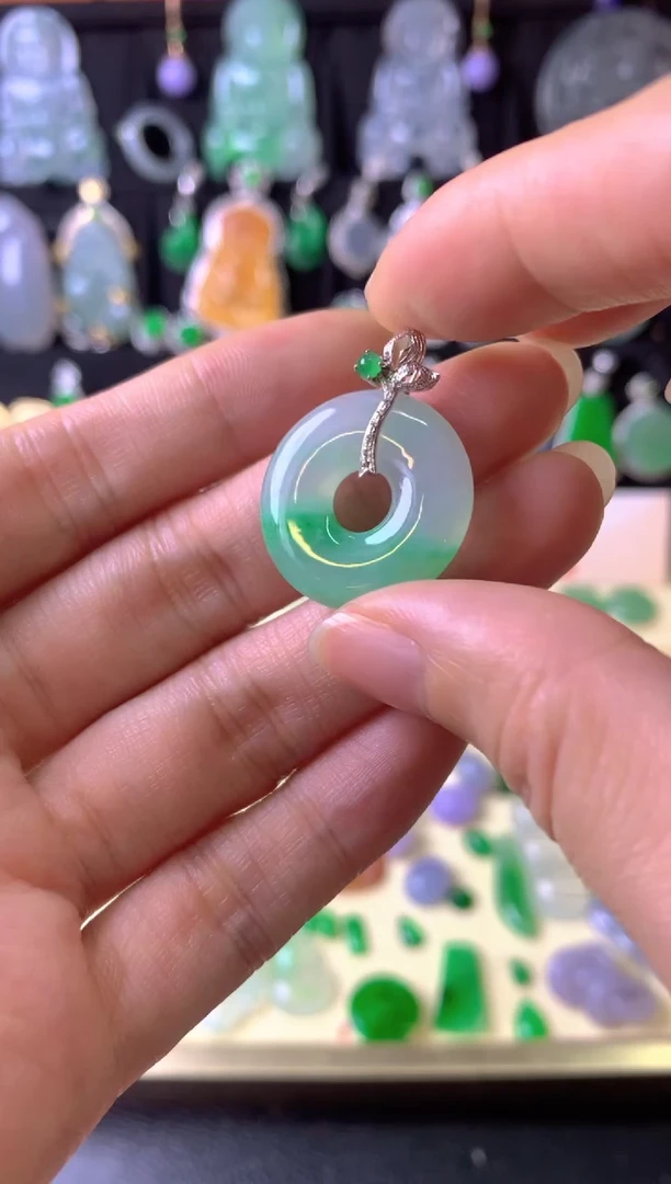 翡翠18K金镶嵌颈饰成品吊坠