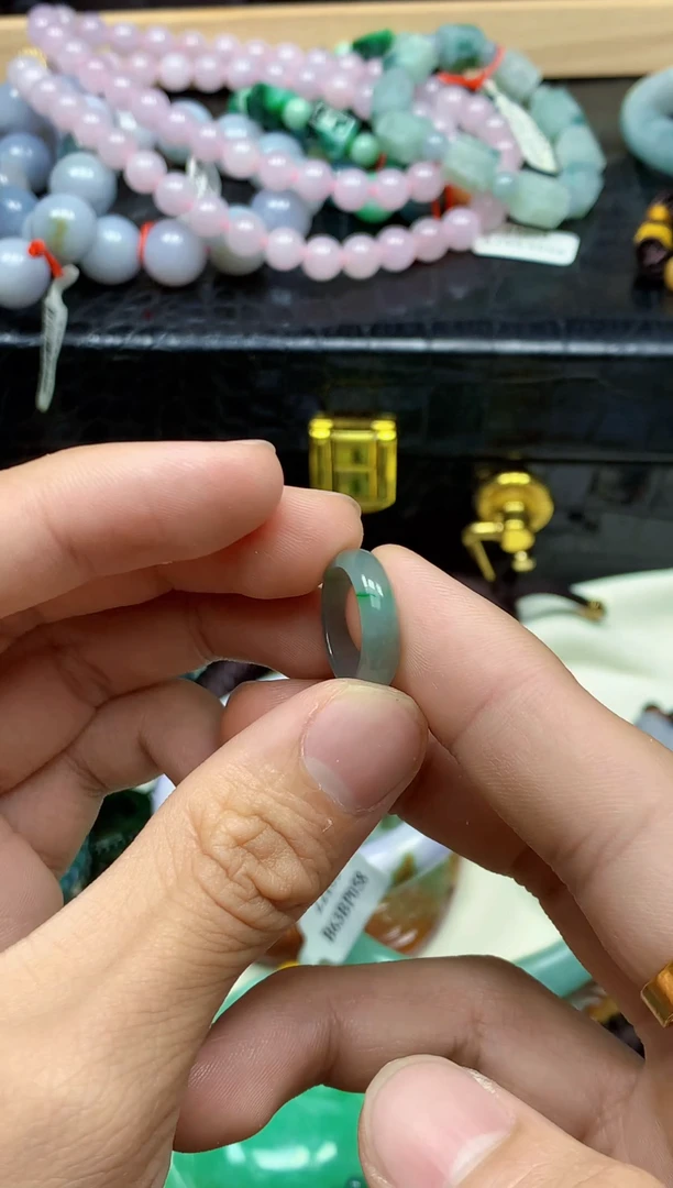 颈饰未镶嵌翡翠李****?天然缅甸翡翠A货