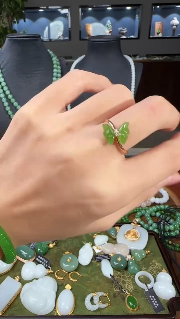 18K金镶嵌戒指和田玉1