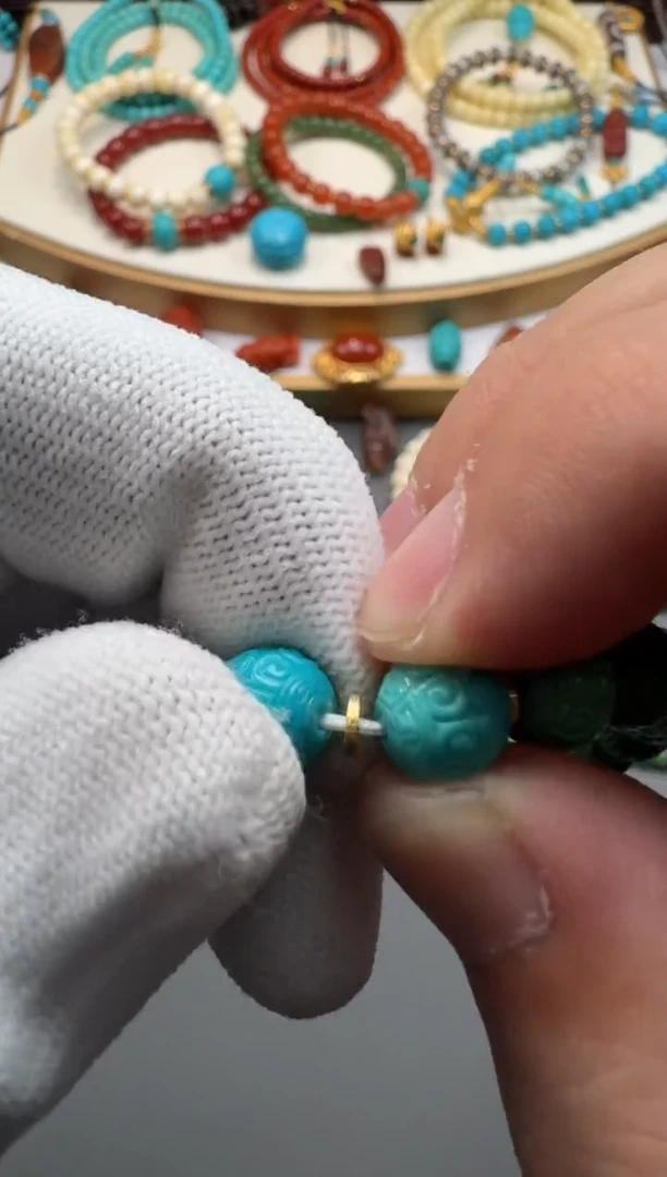 18K金镶嵌绿松石手串旁**~11111