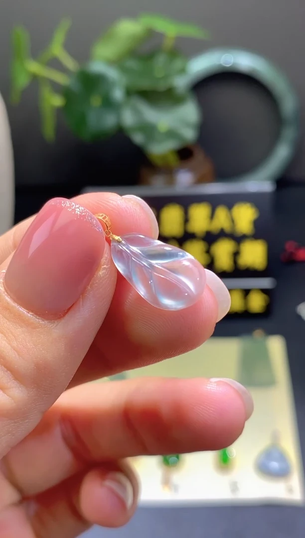 翡翠18K金镶嵌颈饰翡翠吊坠