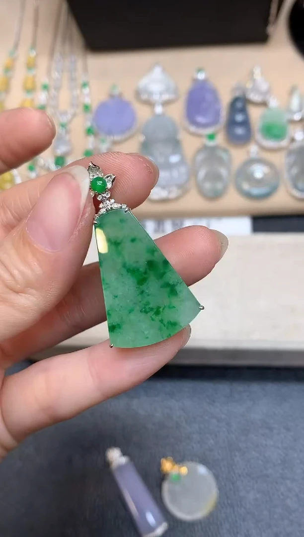 颈饰18K金镶嵌翡翠无事牌【无服务费