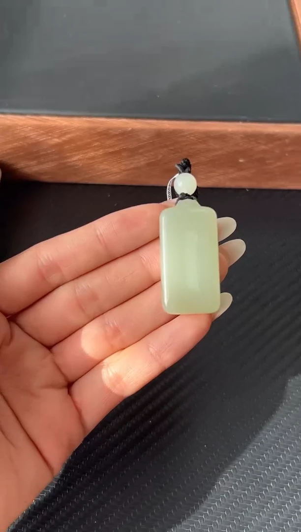 吊坠(赠链)未镶嵌和田玉且末微色差近矿吊坠