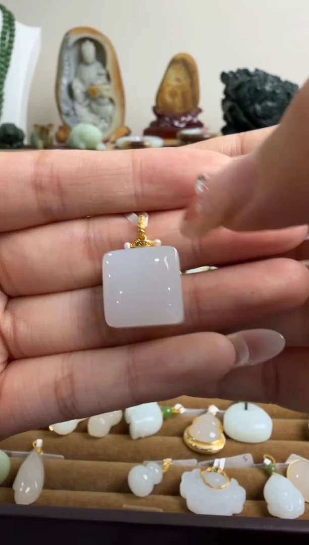 颈饰18K金镶嵌和田玉挂件