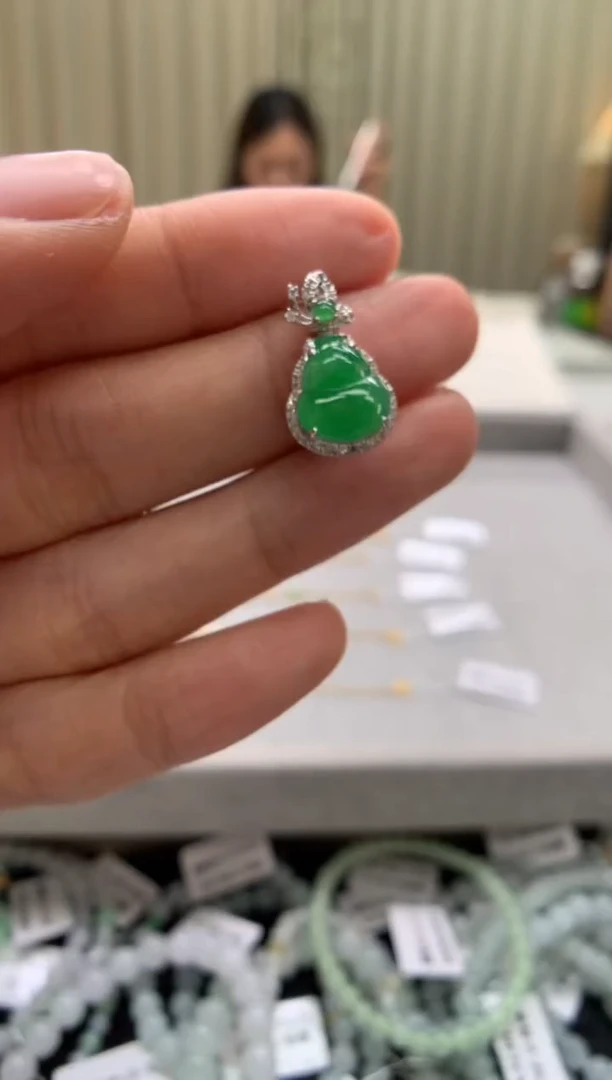 翡翠18K金镶嵌颈饰葫芦